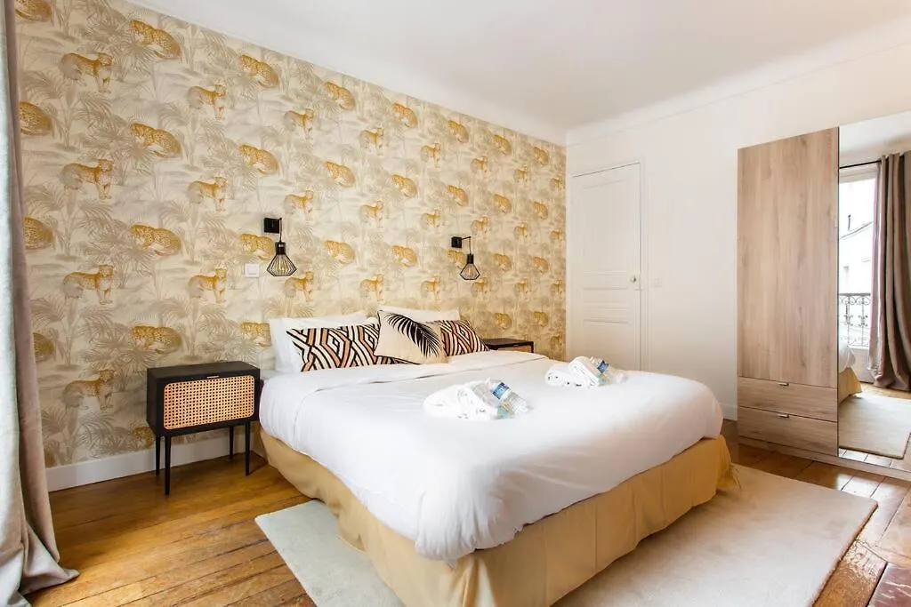 Montmartre/Seveste : Magnifique Appartement 2Br Paris 0*,  France